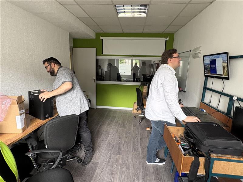 Karel et Dylan, techniciens Process Informatique à l'atelier