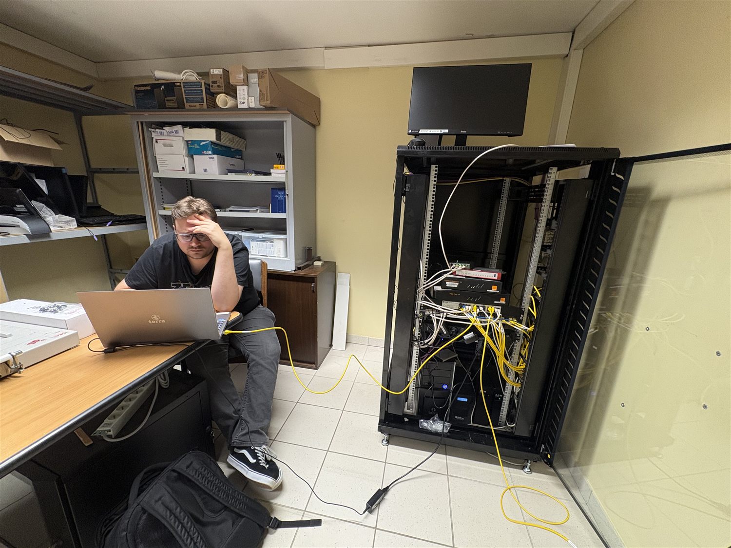Technicien Process Informatique configurant le serveur sur site à la Mairie de Jeuxey