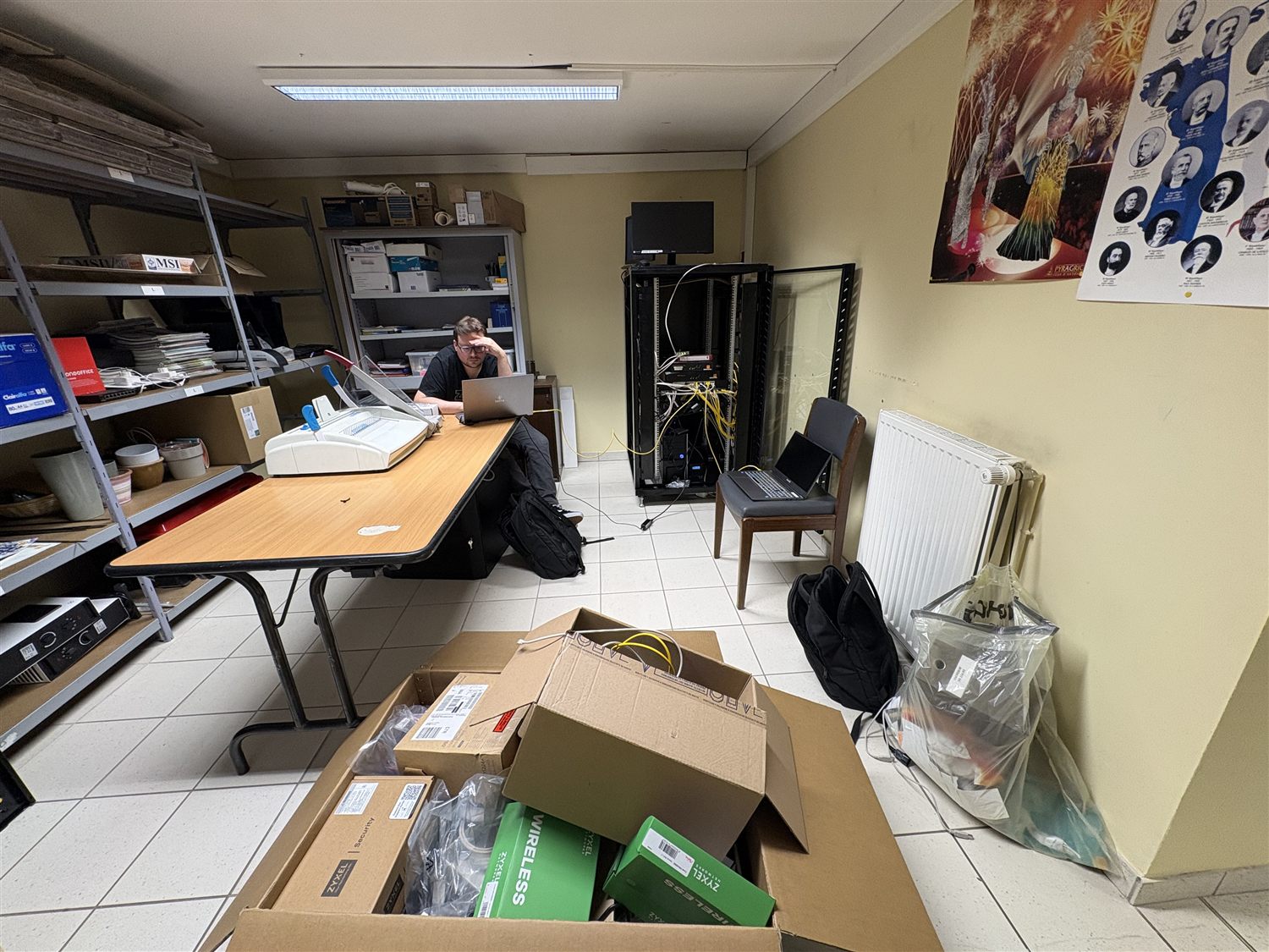 Déballage des nouveaux équipements informatiques à la Mairie de Jeuxey