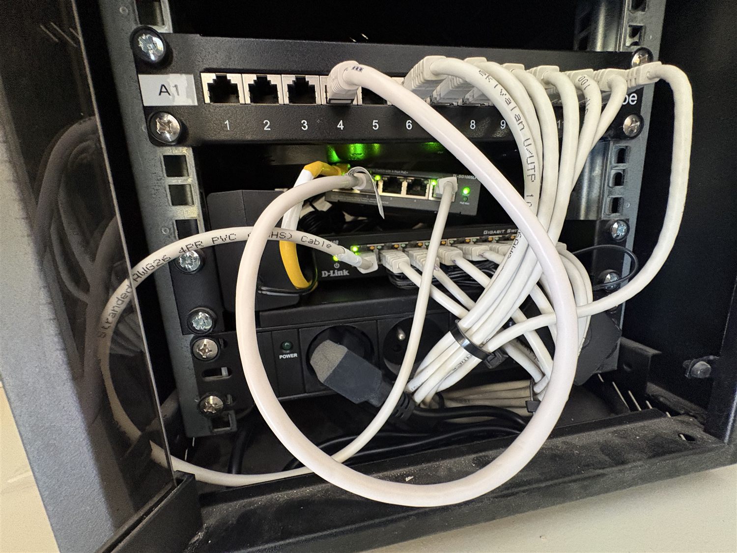 Switch PoE dédié alimentant les bornes Wi-Fi de la Mairie de Jeuxey