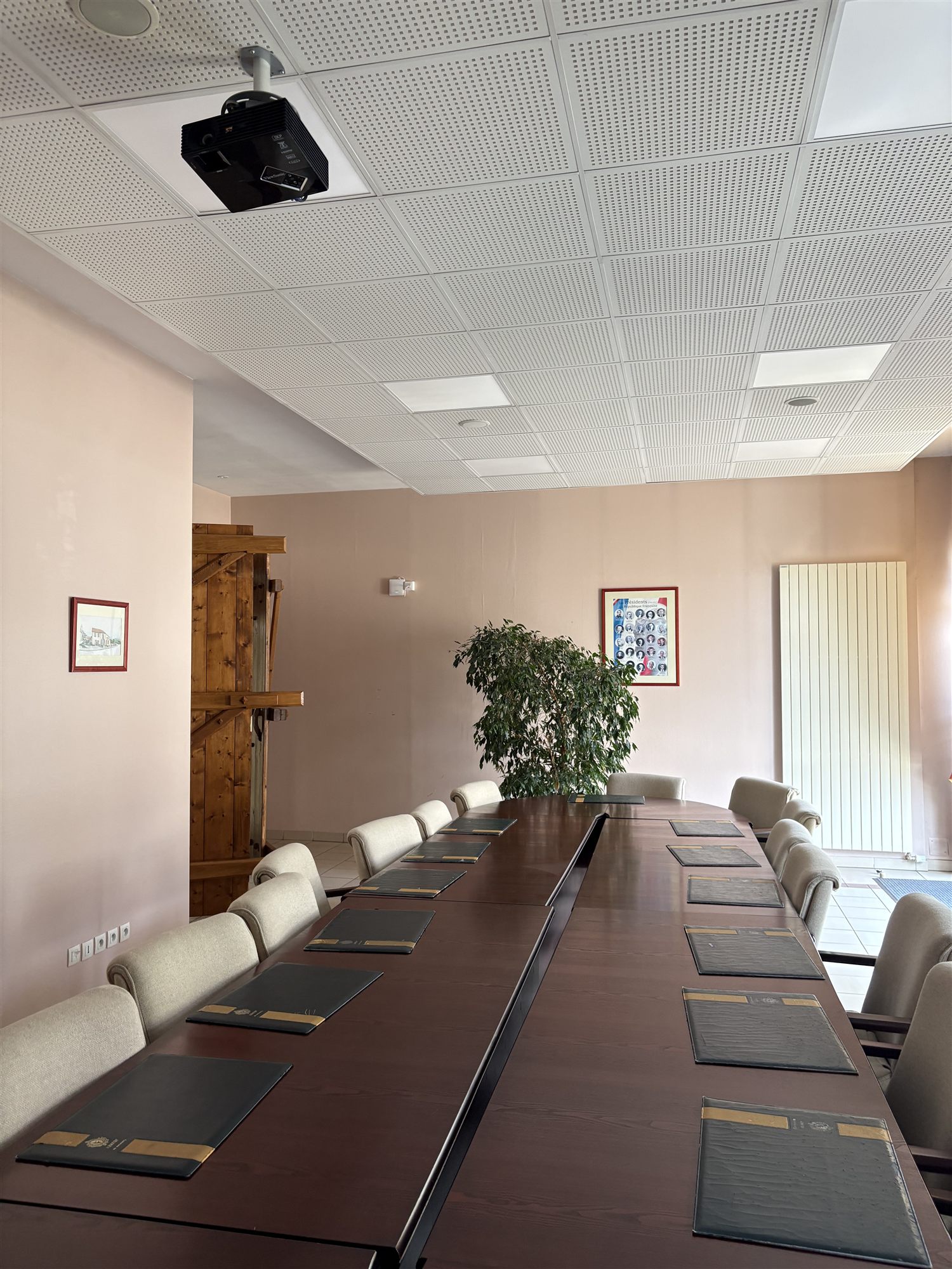 Salle du conseil de la Mairie de Jeuxey couverte par une borne Wi-Fi 7