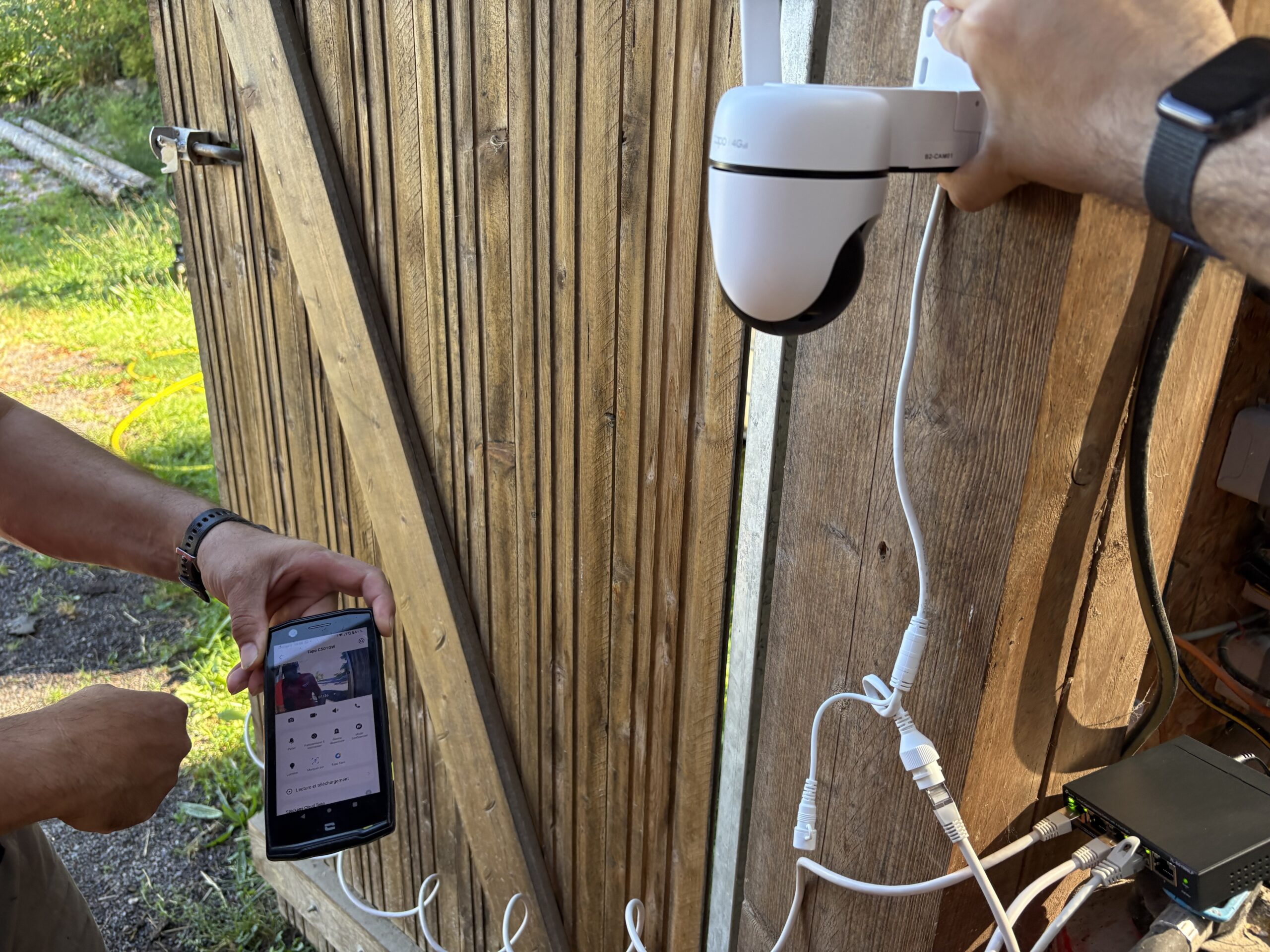 Installation d'une caméra de vidéosurveillance extérieure pour la zone de vêlage, avec consultation sur smartphone